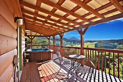 Happy Daze secluded luxury cabin in gatlinburg