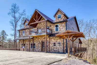 Hibernation Splash large cabin rental