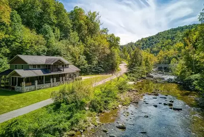 River Memories pet-friendly cabin in Gatlinburg on the river