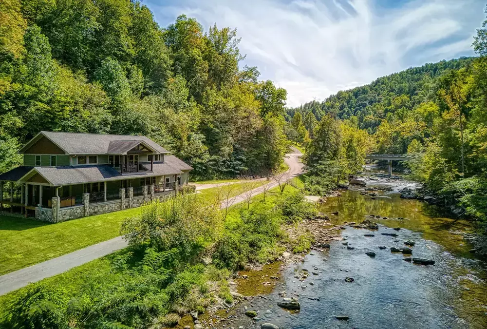 River Memories pet-friendly cabin in Gatlinburg on the river
