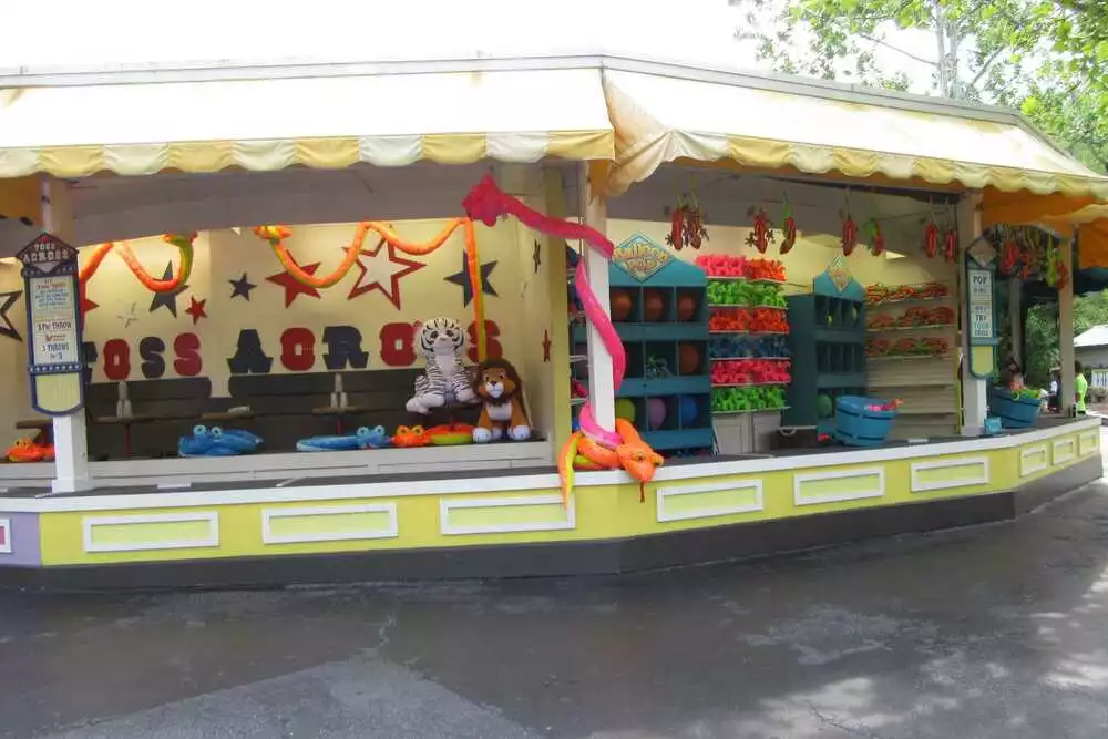 game booths at Dollywood's Country Fair
