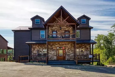 bear hugs is one of our top pigeon forge cabins