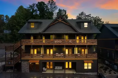 happy bear lodge is a top Gatlinburg luxury cabin